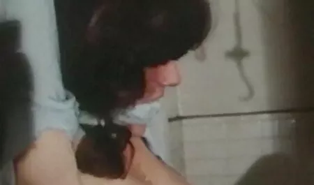 אשת סקס צפיה ישירה חינם עסקים רזה אירוטית מתפשטת מול מראה