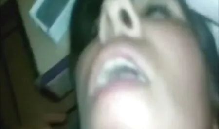 שתי זונות שמתעסקות עם בחור אתרי פורנו לצפייה ישירה צעיר.