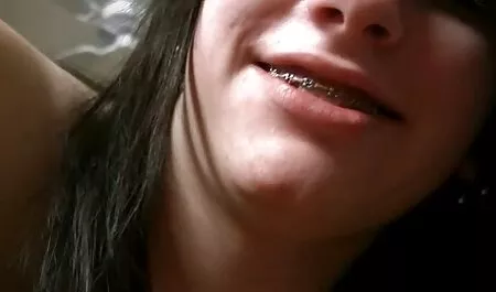 בחור בר מזל צפייה ישירה בסרטי סקס והוא מזיין שלוש נשים יפות בו זמנית