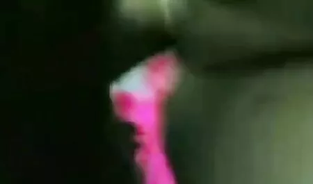 החשפנית מוכנה לרצות את סרטי סקס חינם לצפייה הלקוח בגלל סיבות כספיות.